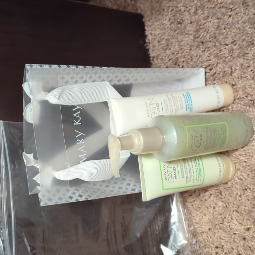 Mary Kay Satin Hands- White Tea and Citrus Set